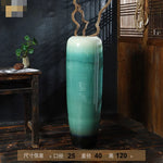 Vase en céramique vintage de style oriental avec dégradé de couleur vert.