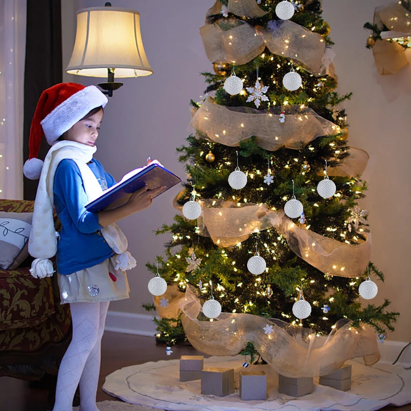 Décoration de sapin avec ornements pailletés blancs