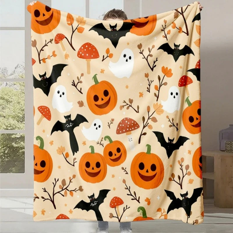 Un motif festif d'Halloween avec de nombreuses citrouilles souriantes, des fantômes, des chauves-souris et des champignons sur un fond crème.