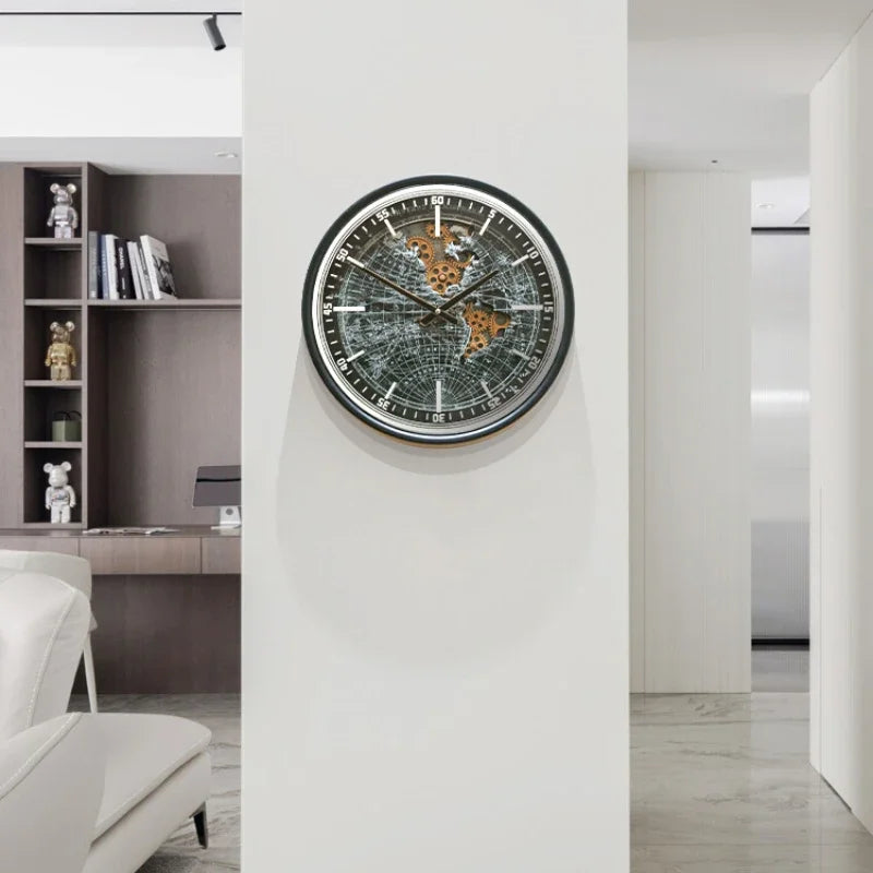 horloge murale métal aiguille numérique moderne fond gris motifs mécaniques dorés salon vintage