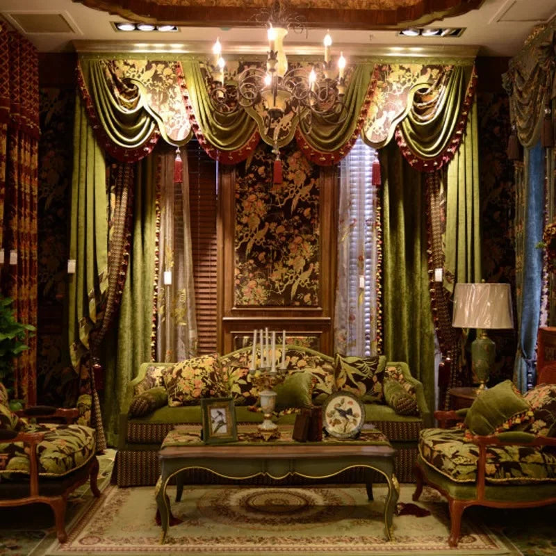 rideaux fleuris opaque classique tringle velours vert foncé marron foncé chambre hôtelDecorationIntérieureRicherOrnée