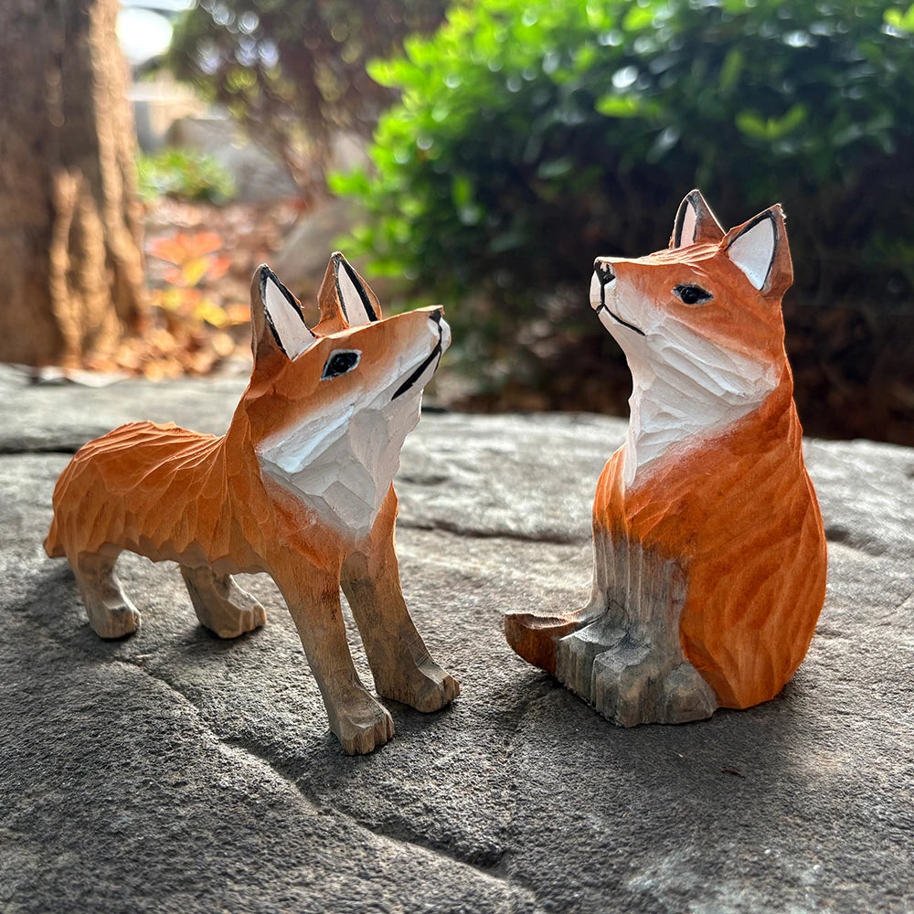 statuette renard bois sculpté artisanal motif géométrique couleur gris blanc orange decoration intérieure moderne