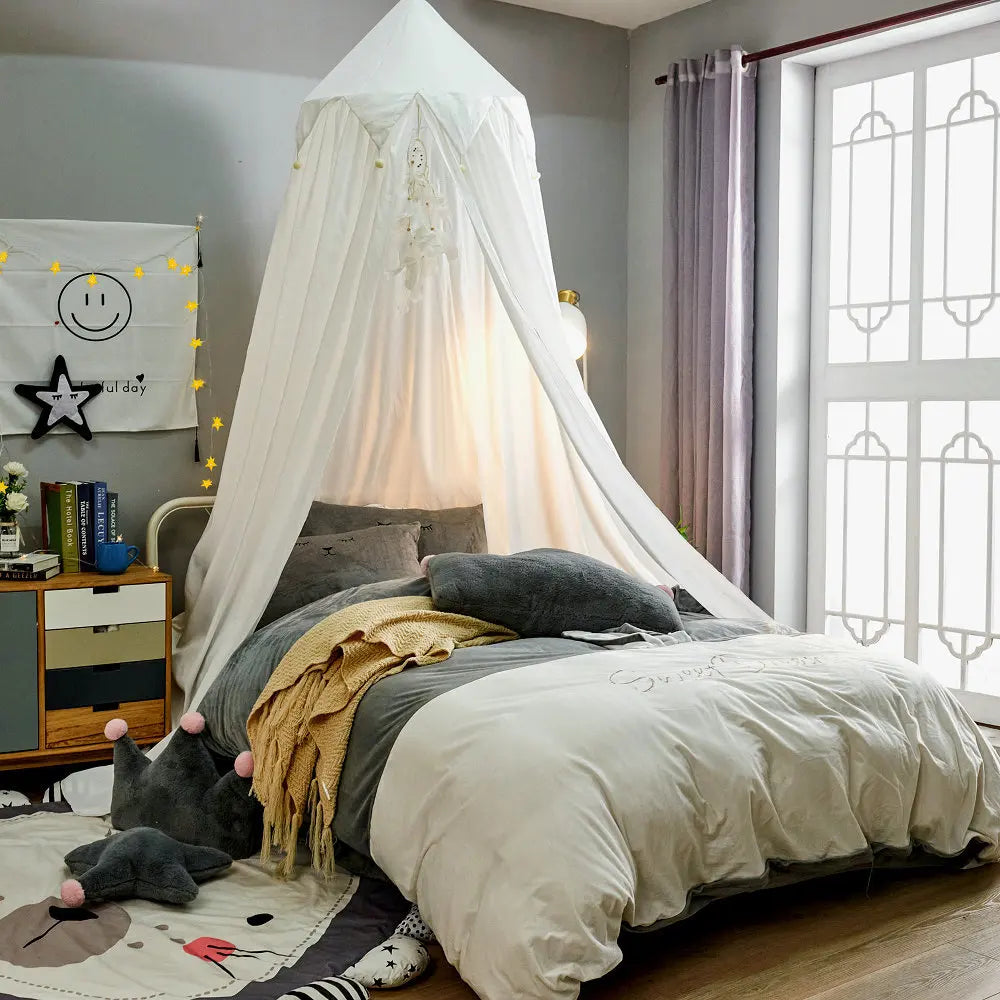 Chambre d'enfant élégante et chaleureuse avec un lit douillet, un ciel de lit blanc gracieux et des accents dorés, entourée de jouets et de décoration murale amusante.