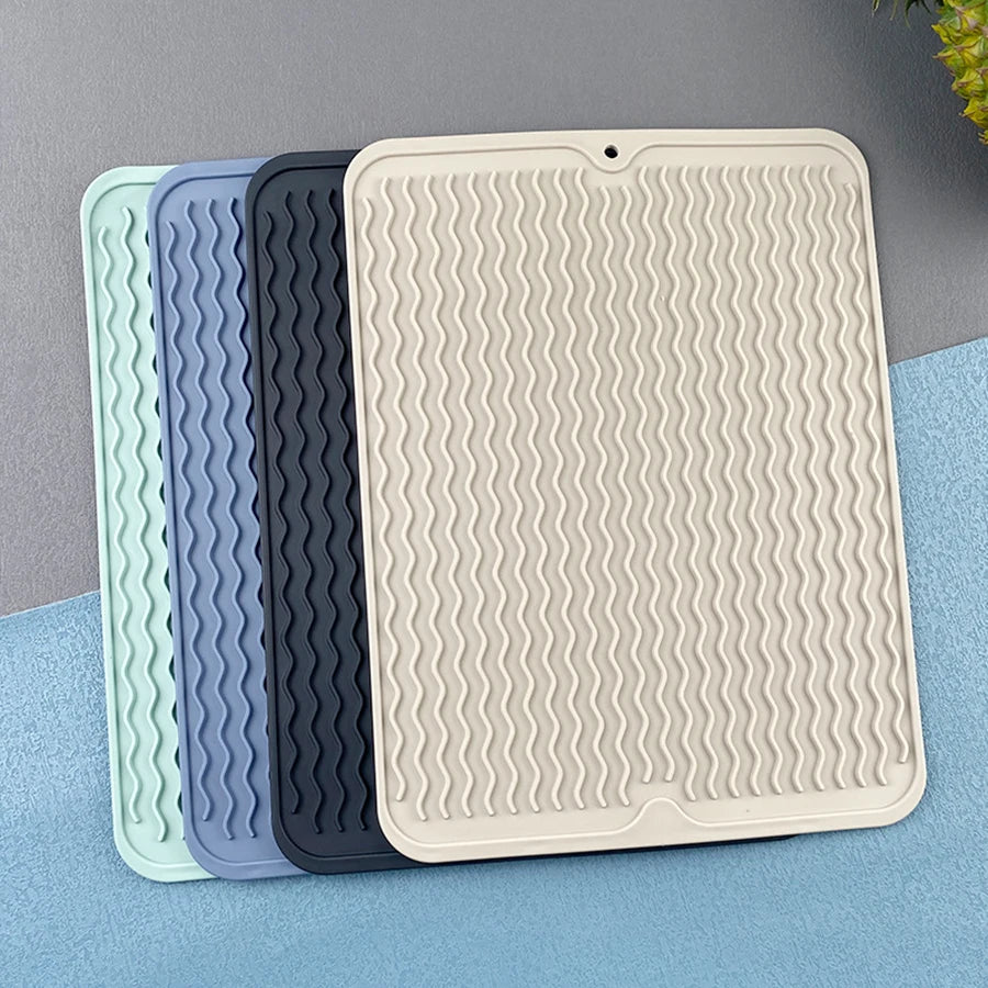 tapis cuisine silicone vert bleu gris moderne rayures ondulées assiette cônes baies 30x40cm