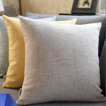 Coussin de salon carré en polyester bleu ciel sur canapé moderne