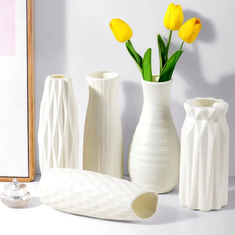 vases modernes plastique blanc vert clair rose pâle rayures verticales intérieur extérieur