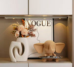 figurines résine cerf décoration maison vase blanc magazine vogue éclairage barre lumineuses meubles blancs