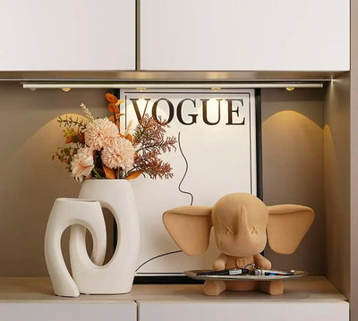 figurines résine cerf décoration maison vase blanc magazine vogue éclairage barre lumineuses meubles blancs