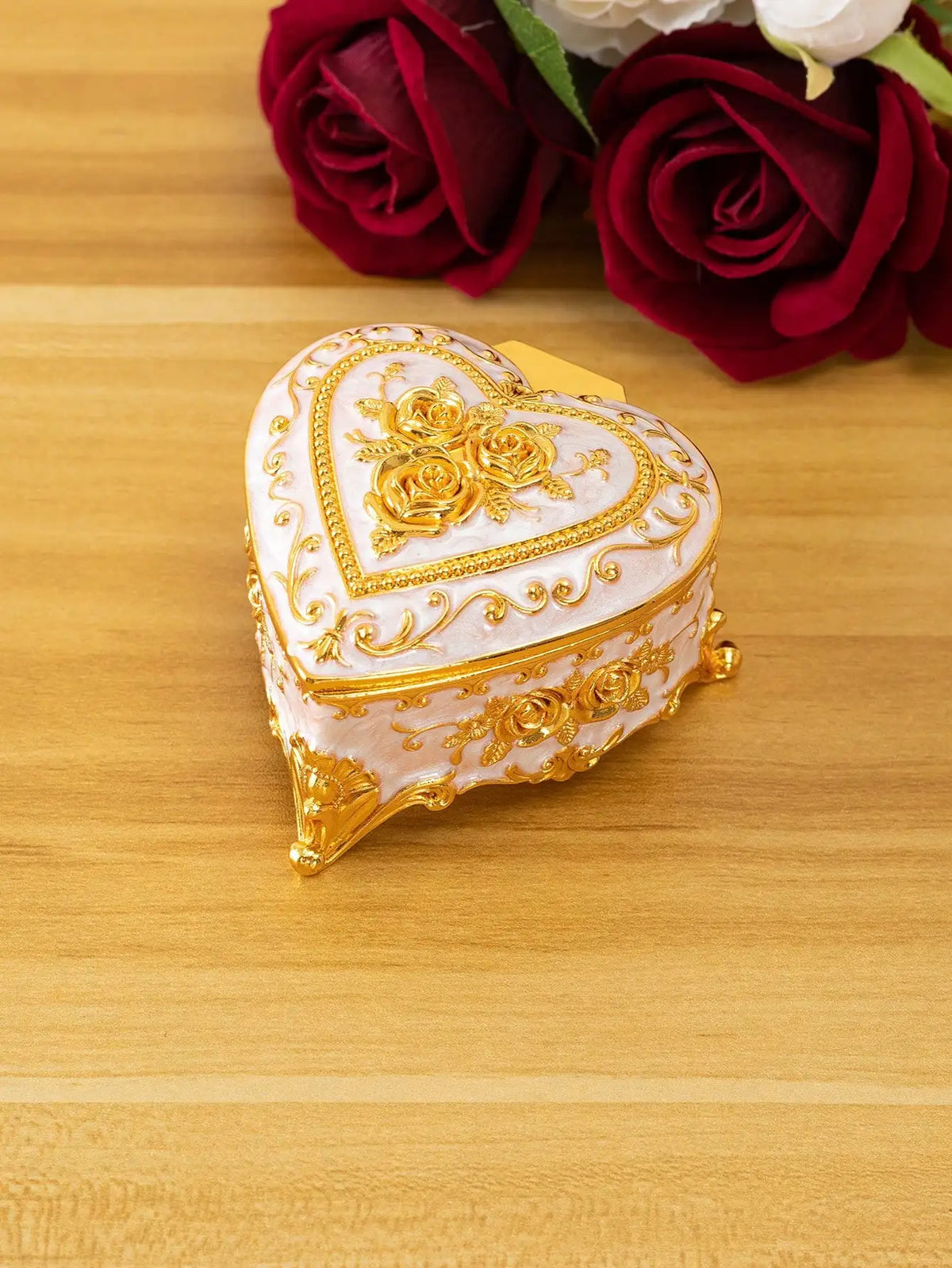 boîte bijoux ornementation florale blanc doré classique baroque boutons pression collier boucles oreilles bague