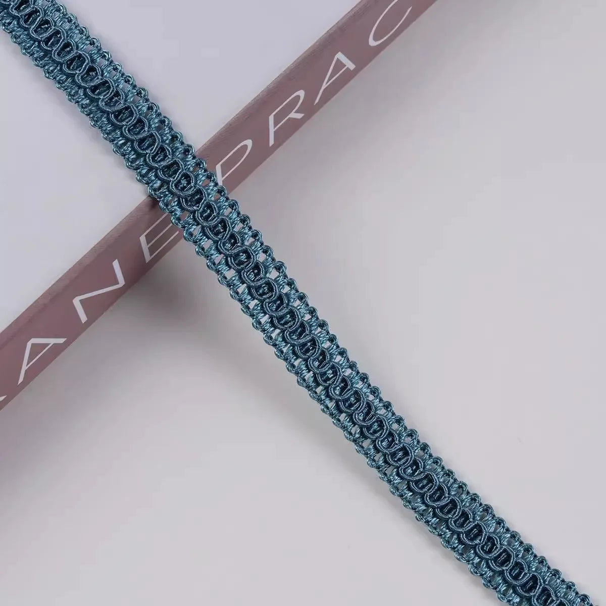 ruban décoratif polyester tressé motifs géométriques vert foncé beige rose bleu gris classique