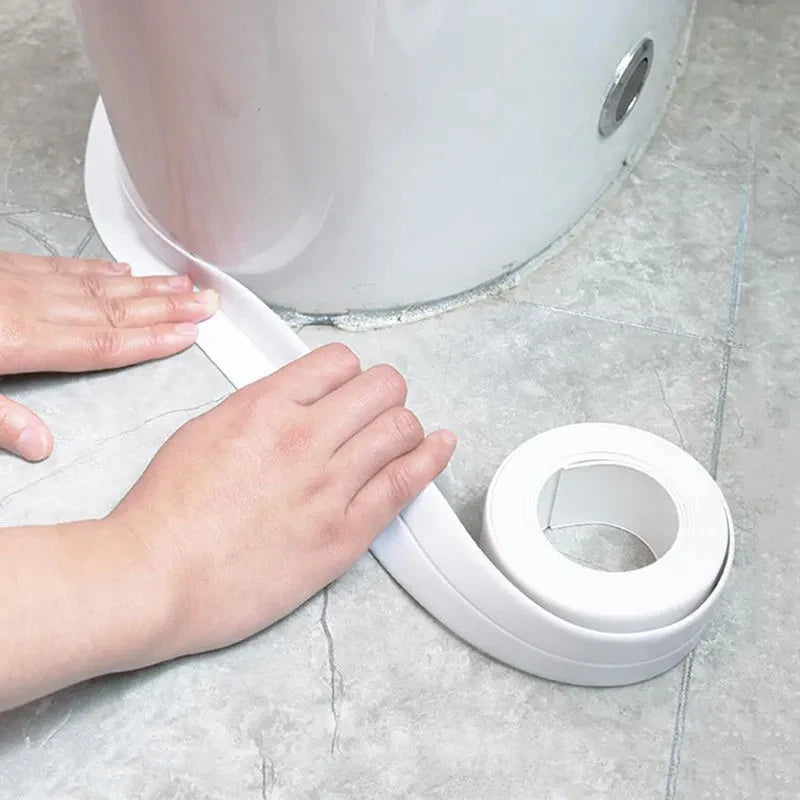 bande étanchéité autoadhésive résistante eau blanc gris moderne minimaliste carreaux veinés ciseaux