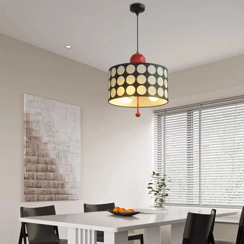 lampe suspendue moderne noire blanche rouge points blancs opacité chambre salonhôtel