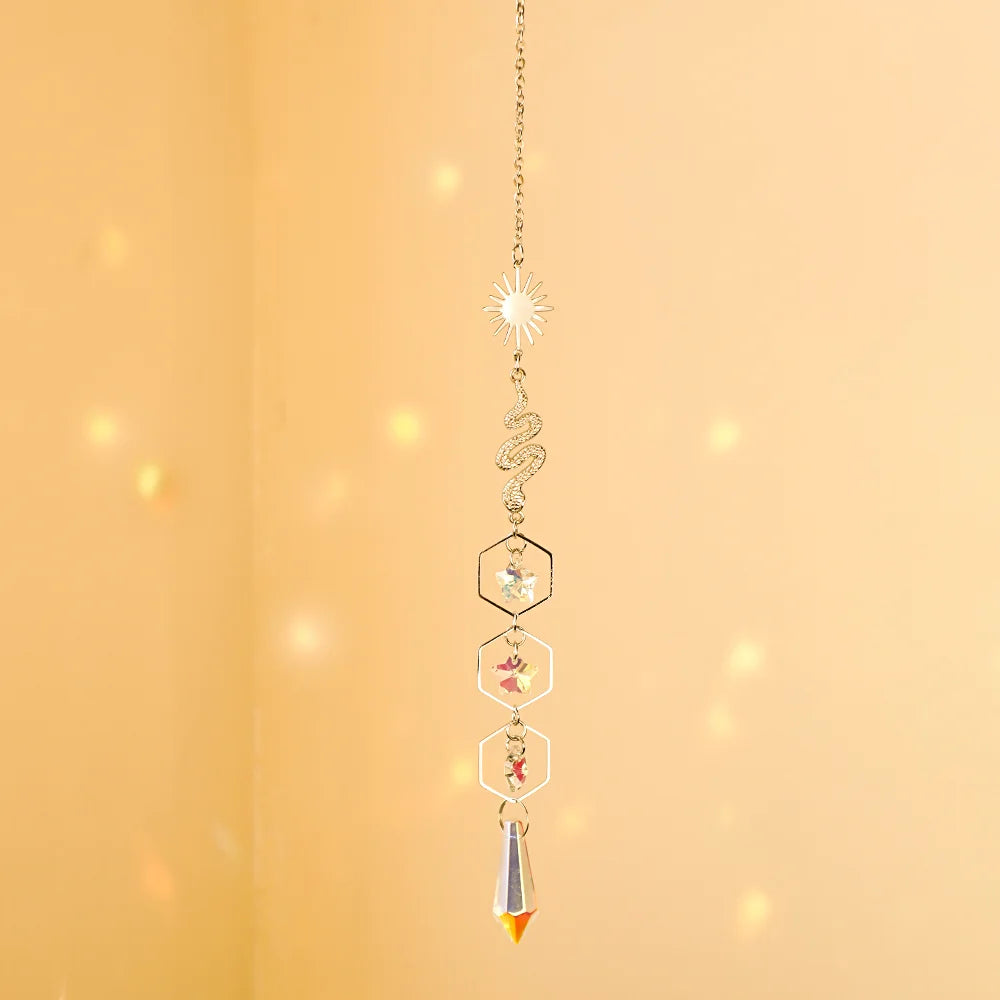 décoration extérieure boho mobile transparent argenté lune étoiles motifs floraux opalescent chaines jardin suncatcher