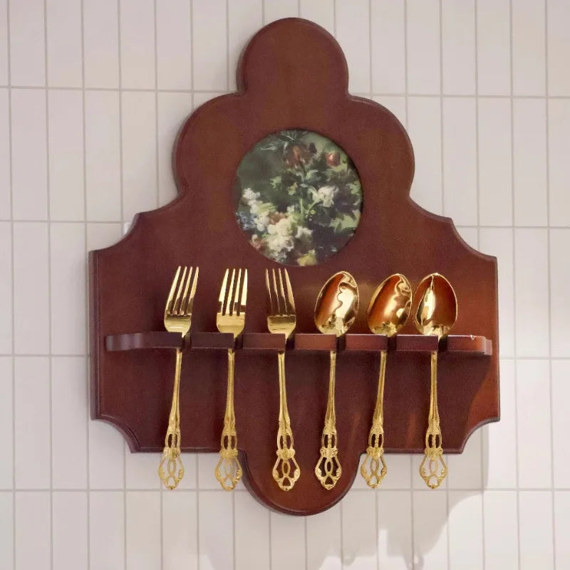 porte souvenirs mural classique motif floral marron foncé fourchettes cuillères fixations murales
