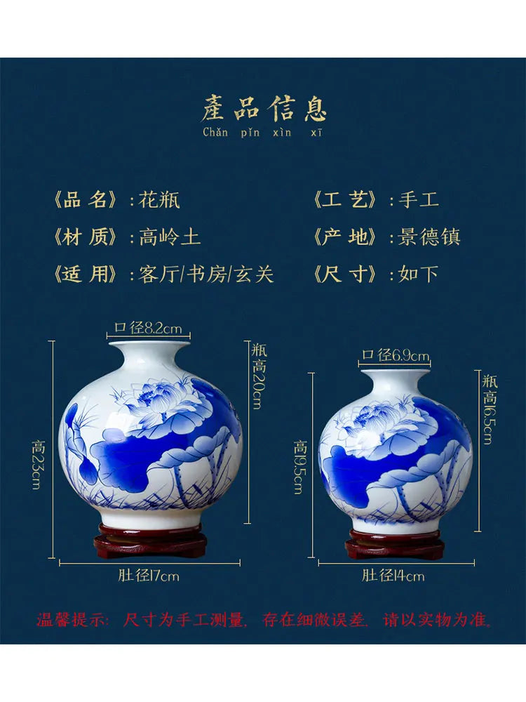 Deux vases en porcelaine bleue et blanche ornés de motifs floraux, sur un support en bois.