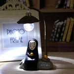 lampe table moderne figurine stylisée abat jour semi transparent socle résine couleurs vives minimaliste