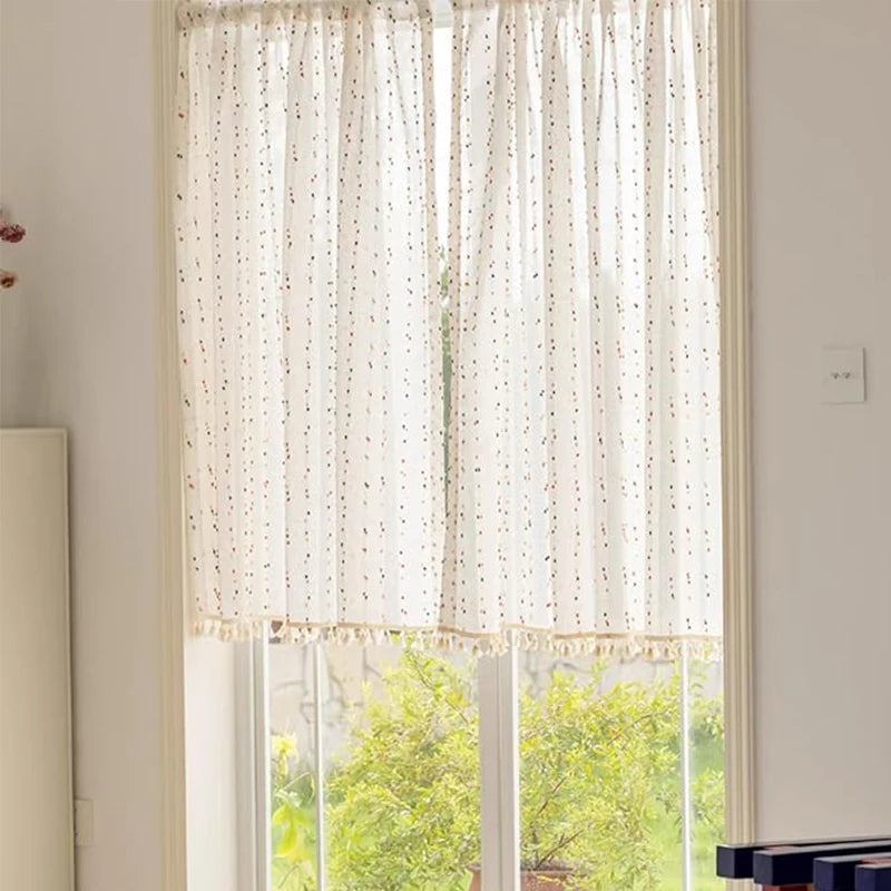 rideau blanc translucide motif points multicolores pompons modernes salon chambre fenêtre décoration maison
