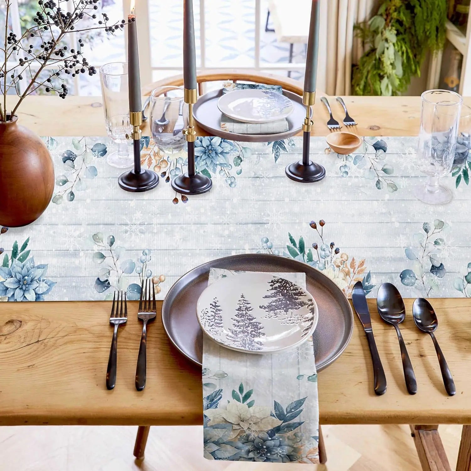 Superbe mise en scène avec un élégant service de table, des bougies et un motif floral délicat pour une ambiance chaleureuse et raffinée.