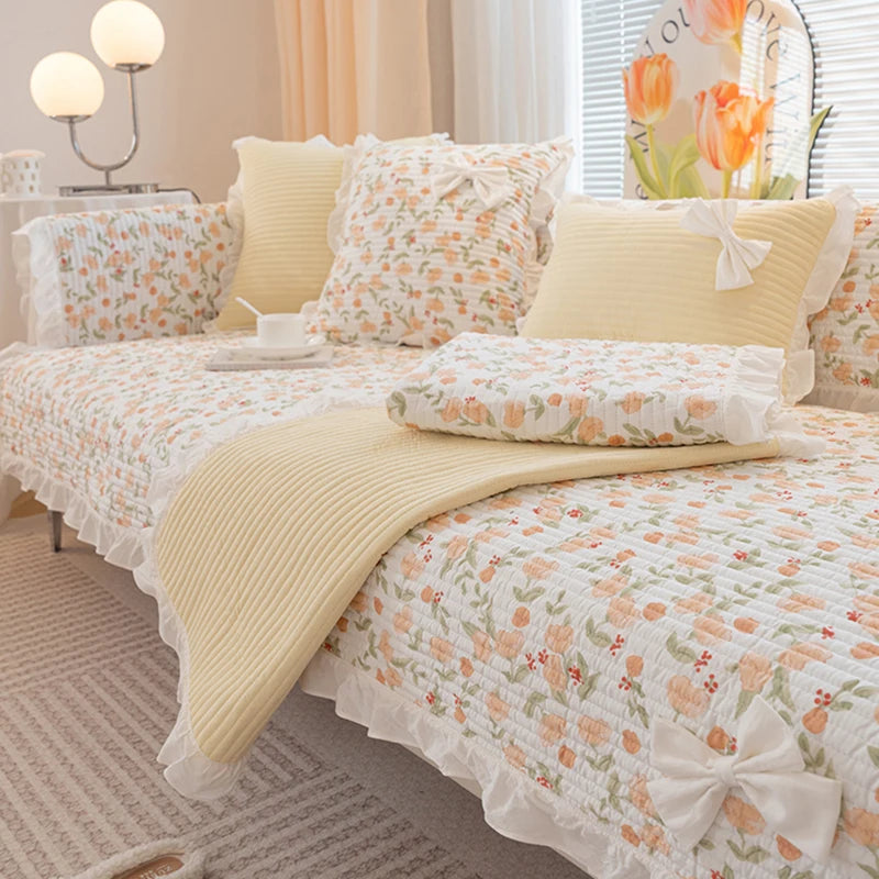 Une chambre à coucher chaleureuse et accueillante avec un lit aux draps fleuris de tons pastel et des coussins assortis, créant une atmosphère cosy et relaxante.