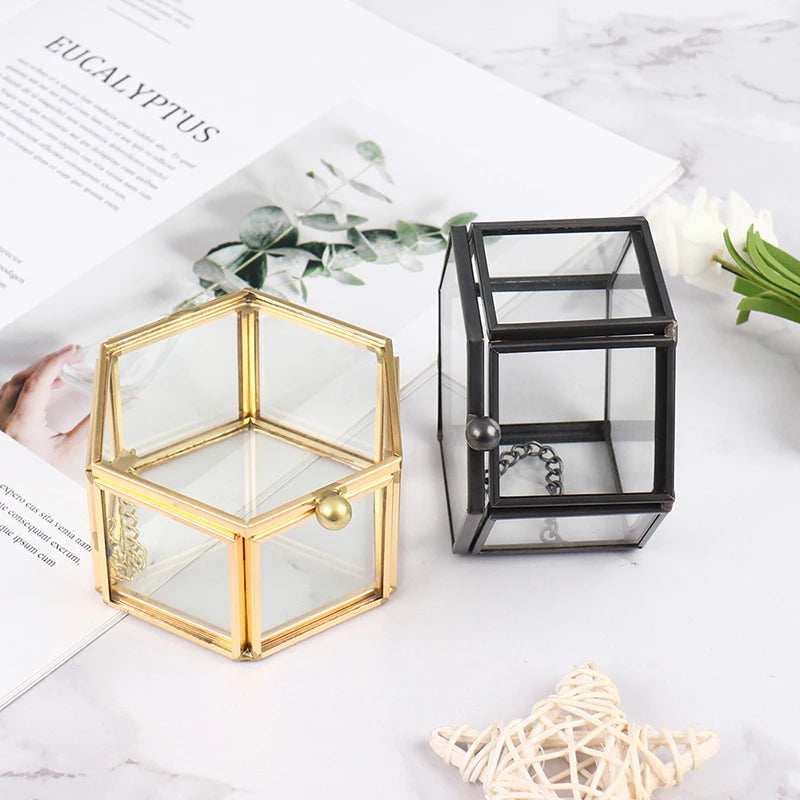 Vue ouverte de la boîte à bijoux en verre