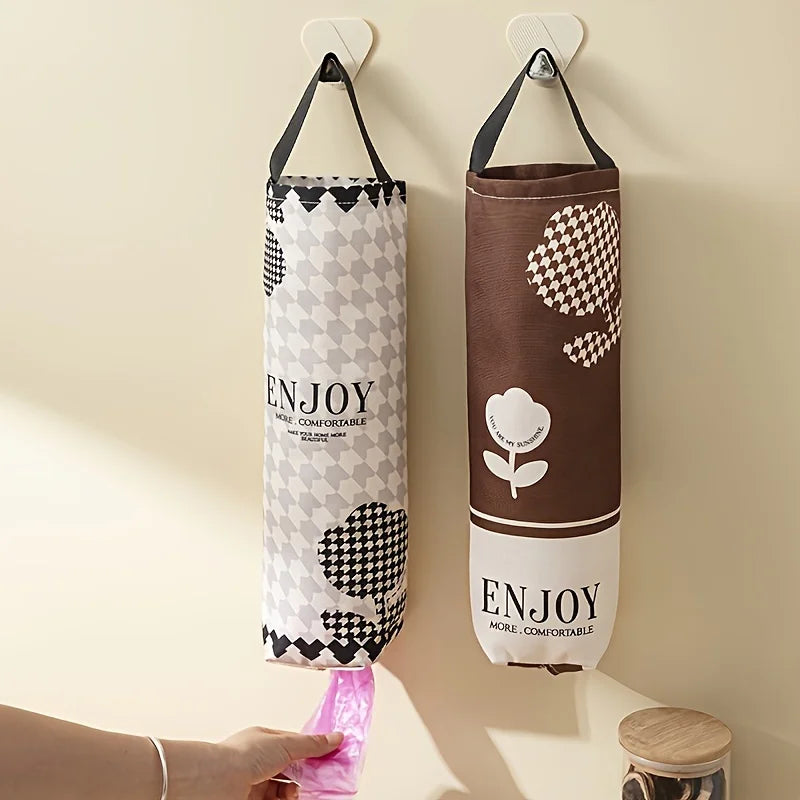 sac déchets suspendu moderne poignées noires crochets cuisine carreaux blanc noir marron vert orange
