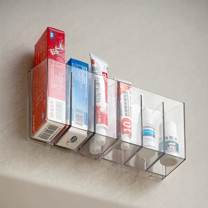 rangement mural transparent minimaliste adhésif boîtes médicaments tubes crèmes bouteilles lotions moderne organisation produits