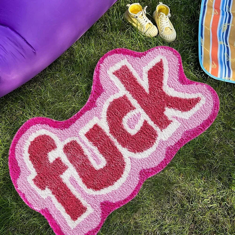tapis lettres fuck stylisées polyester rose blanc gris moderne graphique salle bain cuisine