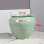 Vase en céramique de couleur vert pâle aux dimensions bien définies, décoratif et fonctionnel pour une utilisation intérieure.