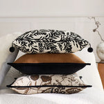 housse coussin carrée motif floral beige marron noir pompons moderne décoration maison