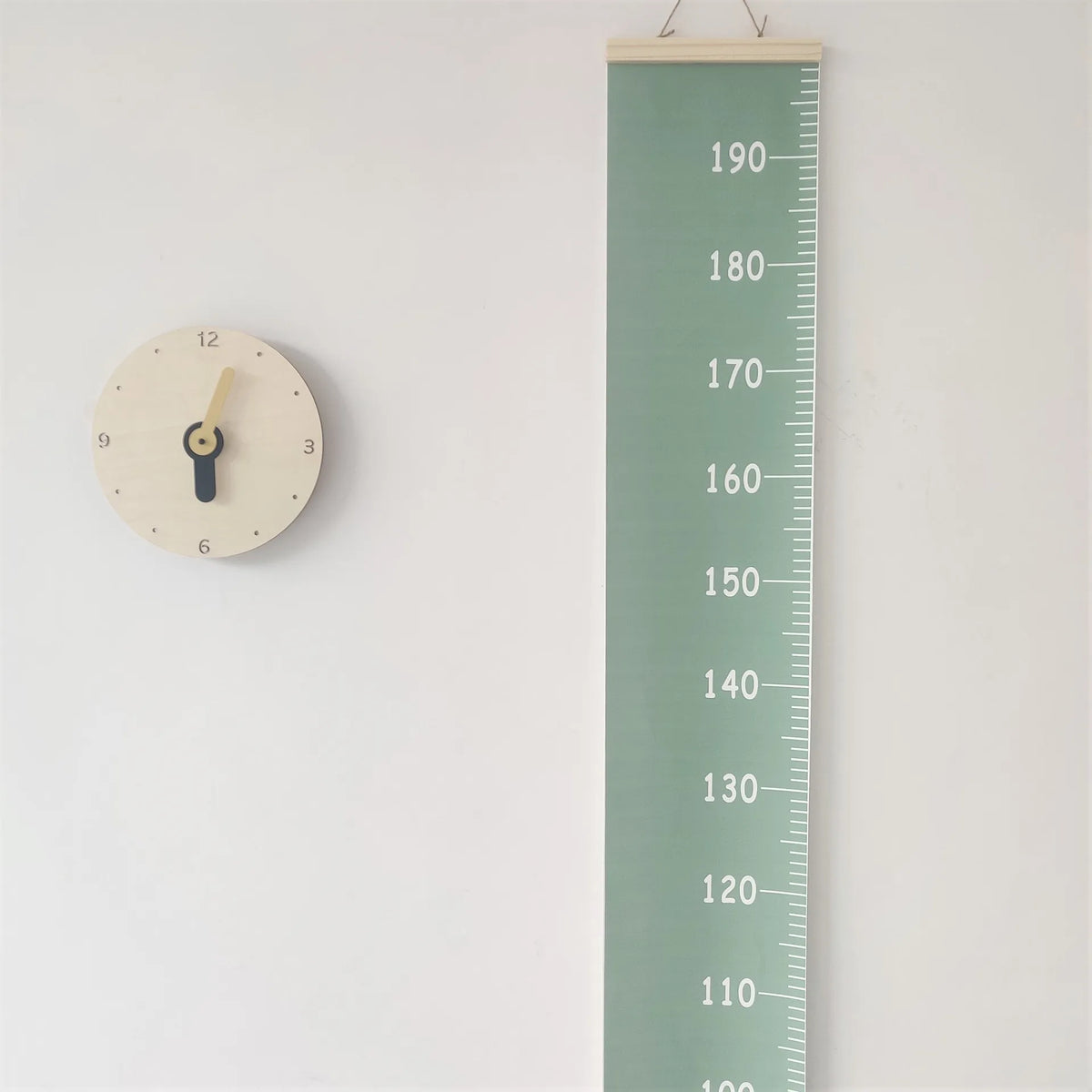 règle mesure hauteur enfant vert beige gris bleu clair minimaliste moderne crochets bois chambre