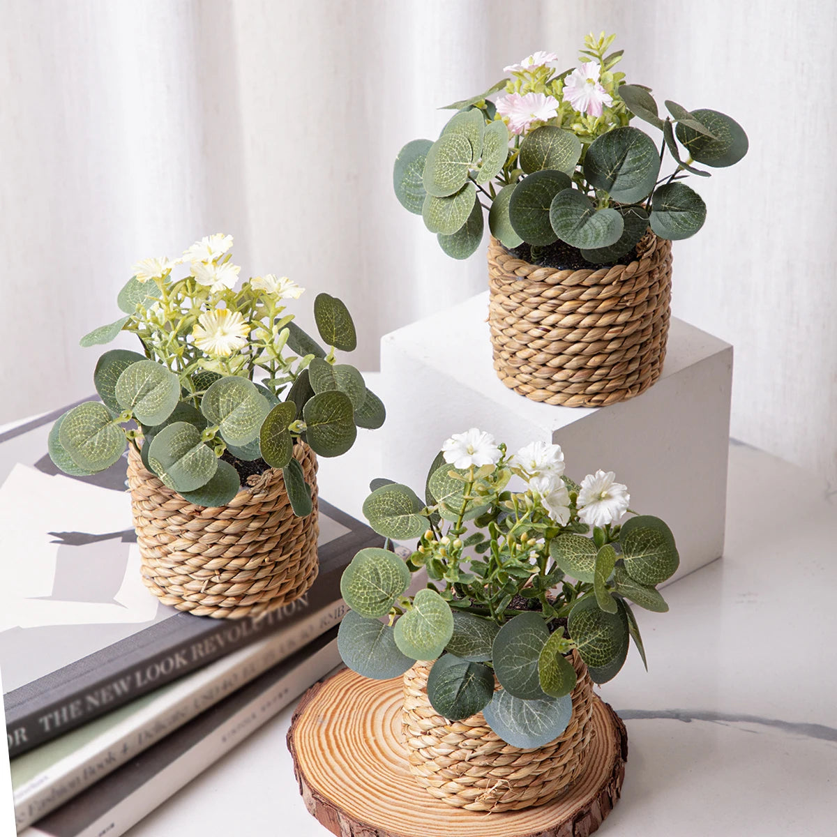 plantes artificielles vertes pot tressé feuilles texturées décoration intérieure rustique blanc marron chambre