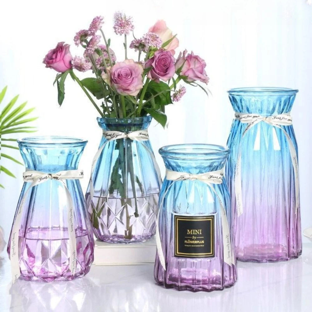 vases modernes élégants couleurs bleu violet rose facettes rayures opaques décoration intérieure arrangement fleurs