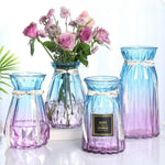 vases modernes élégants couleurs bleu violet rose facettes rayures opaques décoration intérieure arrangement fleurs