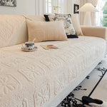 Un canapé confortable et élégant dans un décor intérieur moderne, avec des coussins décoratifs et une tasse de boisson sur la table basse.