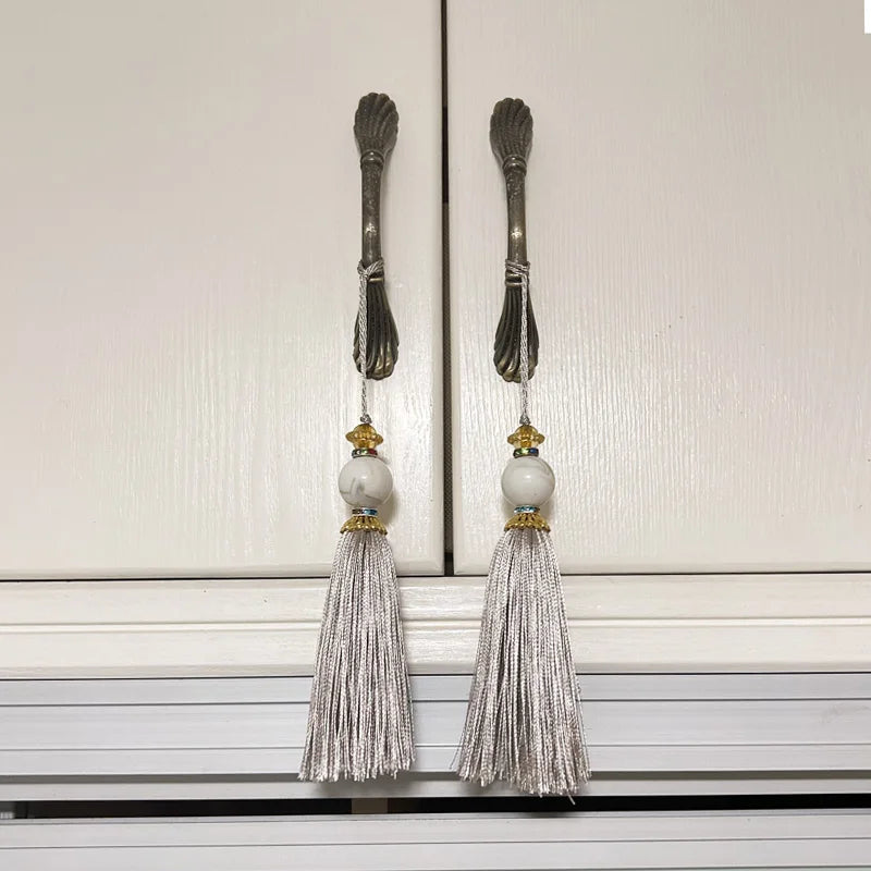 pompon décoratif gris bleu doré vert violet tissu finement tressé élégant moderne blanche chaîne
