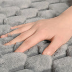 tapis bain antidérapant polyester motifs bosses moderne gris blanc minimaliste