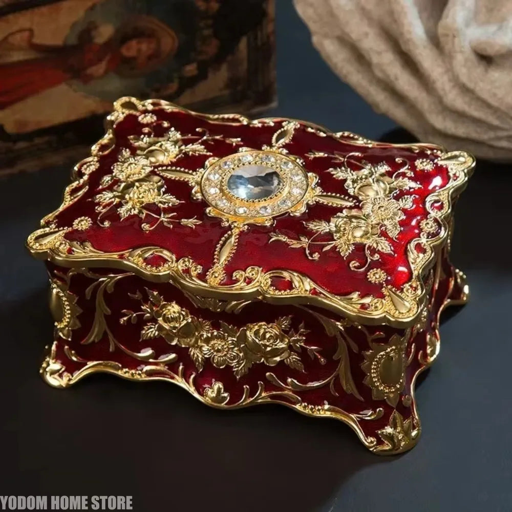 boîte bijoux baroque rouge ornements floraux intérieur noir poignée dorée réutilisable haute qualité