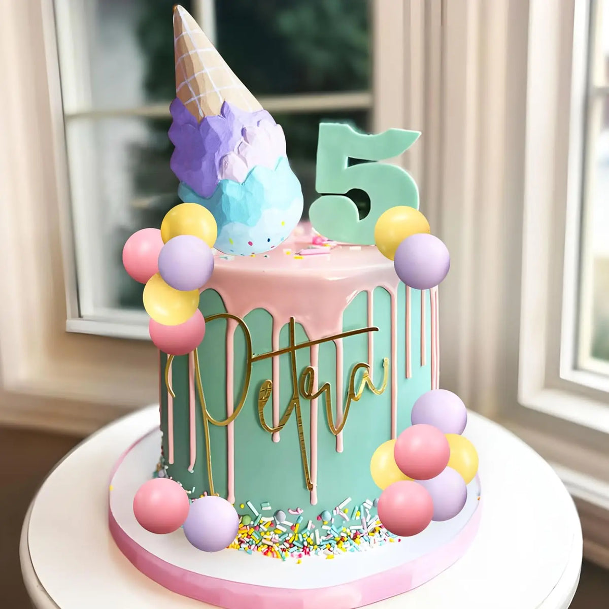 décoration gâteau anniversaire ballons bonbons glace moderne vert rose blanc