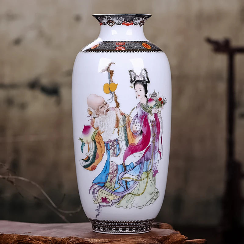 Ce vase en porcelaine arbore une décoration peinte à la main représentant des personnages traditionnels chinois dans un style oriental coloré et détaillé.