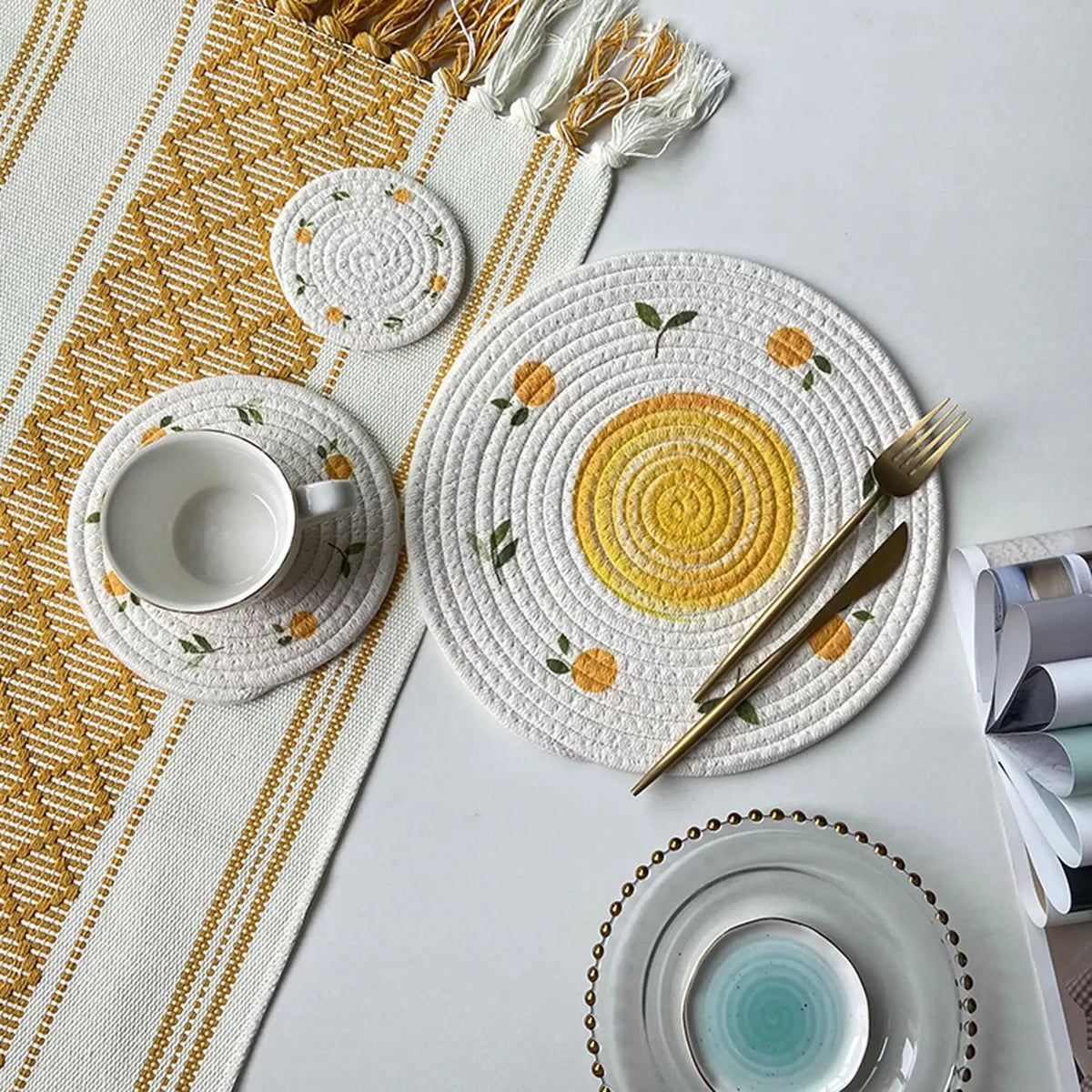 ensemble assiettes sous verres fleurs motif artisanal rustique cuisine table manger