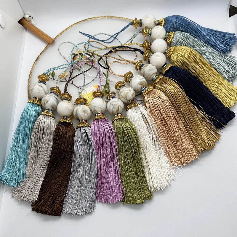 pompon décoratif gris bleu doré vert violet tissu finement tressé élégant moderne blanche chaîne