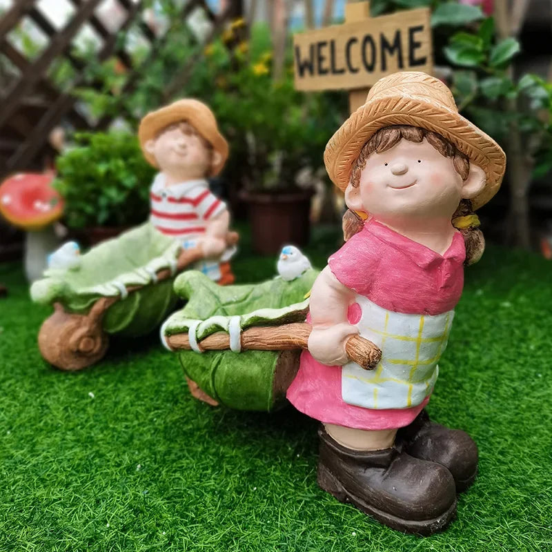 statues jardin garçon chapeau paille robe tissu chemise rayée short patio fleur verteextérieur