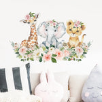 Application de l'autocollant mural sur meuble de chambre bébé