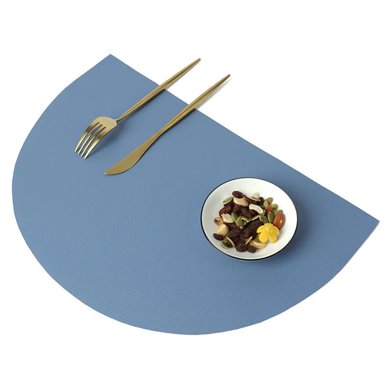 tapis table moderne bleu marine marron gris rose motifs géométriques opaques assiettes vaisselle minimaliste