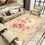 Un élégant tapis ornemental beige et or orné de roses roses romantiques, complétant un salon de style classique avec des meubles rembourrés et des luminaires vintage.