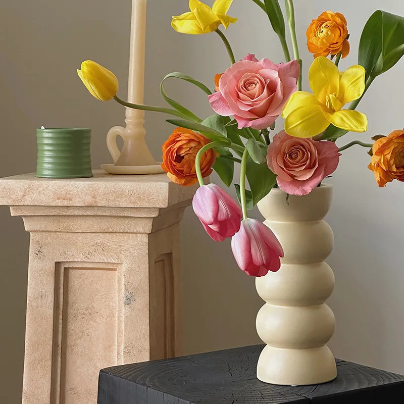 vase décoratif céramique moderne rouge noir fleurs artificielles boudiné opaque simple elegance