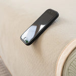 Une vue rapprochée d'un téléphone portable noir posé sur un tissu beige.