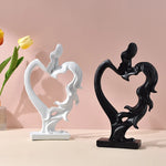 statuette moderne couple enlacés forme cœur résine blanche dorée argentée romantique decoration interieur base