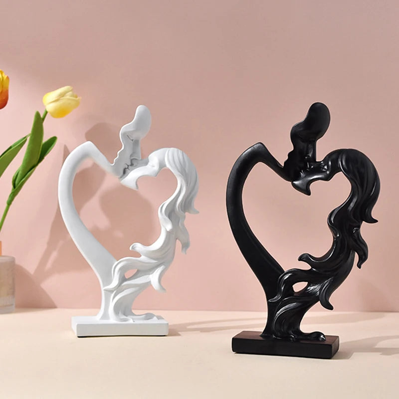 statuette moderne couple enlacés forme cœur résine blanche dorée argentée romantique decoration interieur base