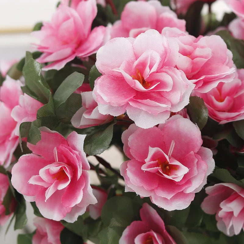 Bouquet de fleurs artificielles en soie dans un intérieur moderne